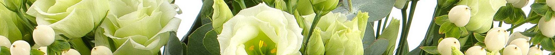 En buket bestående af forskellige lysegrønne blomster, herunder roser og små perleagtige blomster. Buketten er fyldt med grønne blade, der tilføjer dybde og tekstur til arrangementet.